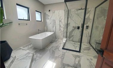 VENTA DE CASA EN EL POBLADO, SECTOR EL TESORO.