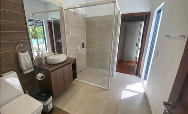 VENTA DE CASA EN EL POBLADO, SECTOR EL TESORO.