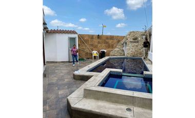Vendo casa esquinera con piscina y jacuzzi en Alborada 10ma Etapa