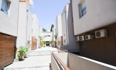 Alquiler casa ,  tipo departamento en condominio  .