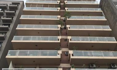 DEPARTAMENTO DE TRES AMBIENTES CON DEPENDENCIA DE SERVICIO Y BAULERA - Laprida 550