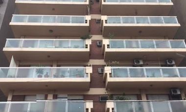 DEPARTAMENTO DE TRES AMBIENTES CON DEPENDENCIA DE SERVICIO Y BAULERA - Laprida 550