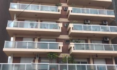 DEPARTAMENTO DE TRES AMBIENTES CON DEPENDENCIA DE SERVICIO Y BAULERA - Laprida 550