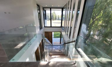 EXCLUSIVA CASA A ESTRENAR EN MIRALAGOS