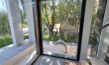 EXCLUSIVA CASA A ESTRENAR EN MIRALAGOS