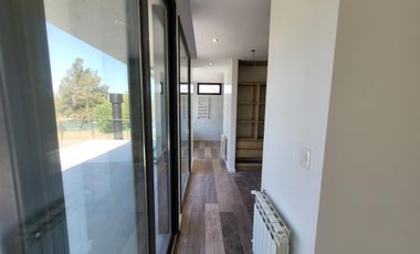 EXCLUSIVA CASA A ESTRENAR EN MIRALAGOS