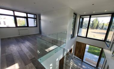 EXCLUSIVA CASA A ESTRENAR EN MIRALAGOS