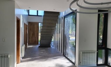 EXCLUSIVA CASA A ESTRENAR EN MIRALAGOS