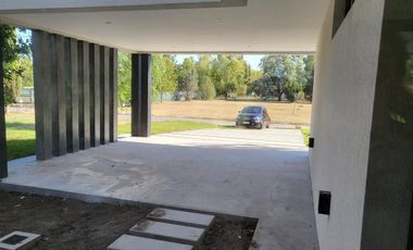 EXCLUSIVA CASA A ESTRENAR EN MIRALAGOS