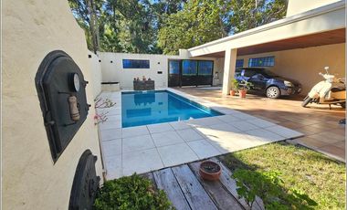 Casa en venta de 2 dormitorios con piscina, quincho y jardín. Impecable estado. Zona Boating Granadero Baigorria