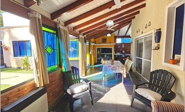 Casa en venta de 2 dormitorios con piscina, quincho y jardín. Impecable estado. Zona Boating Granadero Baigorria