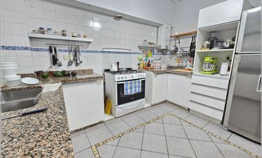 Casa en venta de 2 dormitorios con piscina, quincho y jardín. Impecable estado. Zona Boating Granadero Baigorria