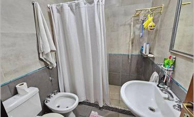 Casa en venta de 2 dormitorios con piscina, quincho y jardín. Impecable estado. Zona Boating Granadero Baigorria