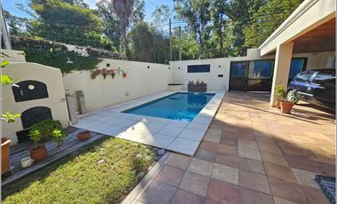 Casa en venta de 2 dormitorios con piscina, quincho y jardín. Impecable estado. Zona Boating Granadero Baigorria