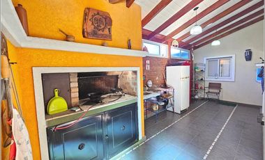 Casa en venta de 2 dormitorios con piscina, quincho y jardín. Impecable estado. Zona Boating Granadero Baigorria