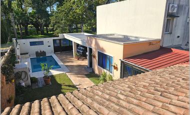 Casa en venta de 2 dormitorios con piscina, quincho y jardín. Impecable estado. Zona Boating Granadero Baigorria