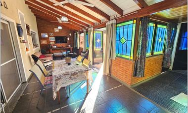 Casa en venta de 2 dormitorios con piscina, quincho y jardín. Impecable estado. Zona Boating Granadero Baigorria