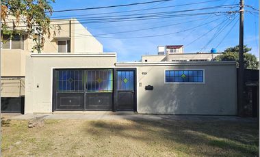 Casa en venta de 2 dormitorios con piscina, quincho y jardín. Impecable estado. Zona Boating Granadero Baigorria