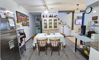 Casa en venta de 2 dormitorios con piscina, quincho y jardín. Impecable estado. Zona Boating Granadero Baigorria