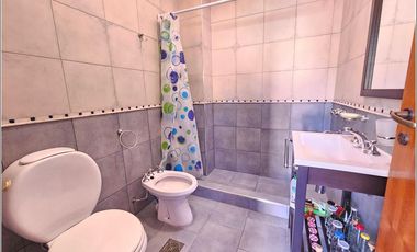 Casa en venta de 2 dormitorios con piscina, quincho y jardín. Impecable estado. Zona Boating Granadero Baigorria