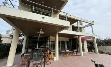 Casa en venta - 4 Dormitorios 3 Baños - Cochera - 1608Mts2 - Villa Elisa