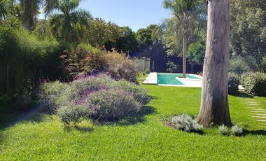 Casa en venta - 4 Dormitorios 3 Baños - Cochera - 1608Mts2 - Villa Elisa