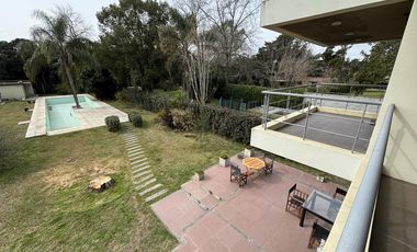 Casa en venta - 4 Dormitorios 3 Baños - Cochera - 1608Mts2 - Villa Elisa