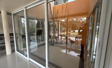 Casa en venta - 4 Dormitorios 3 Baños - Cochera - 1608Mts2 - Villa Elisa