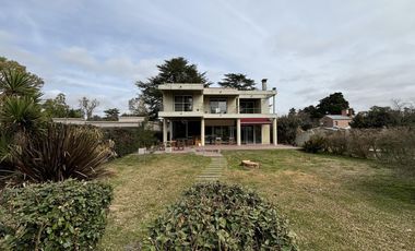 Casa en venta - 4 Dormitorios 3 Baños - Cochera - 1608Mts2 - Villa Elisa