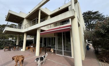 Casa en venta - 4 Dormitorios 3 Baños - Cochera - 1608Mts2 - Villa Elisa