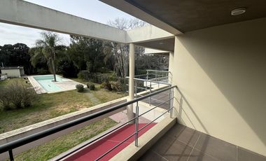 Casa en venta - 4 Dormitorios 3 Baños - Cochera - 1608Mts2 - Villa Elisa