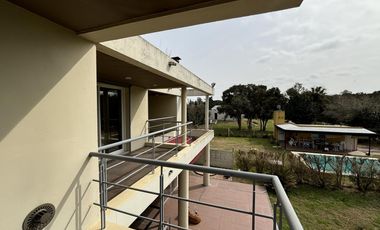 Casa en venta - 4 Dormitorios 3 Baños - Cochera - 1608Mts2 - Villa Elisa