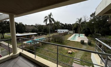 Casa en venta - 4 Dormitorios 3 Baños - Cochera - 1608Mts2 - Villa Elisa