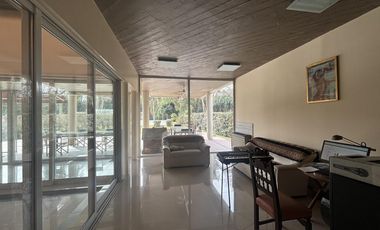Casa en venta - 4 Dormitorios 3 Baños - Cochera - 1608Mts2 - Villa Elisa