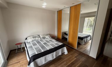 Casa en venta - 4 Dormitorios 3 Baños - Cochera - 1608Mts2 - Villa Elisa