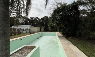 Casa en venta - 4 Dormitorios 3 Baños - Cochera - 1608Mts2 - Villa Elisa