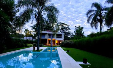 Casa en venta - 4 Dormitorios 3 Baños - Cochera - 1608Mts2 - Villa Elisa