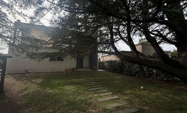 Casa en venta - 4 Dormitorios 3 Baños - Cochera - 1608Mts2 - Villa Elisa