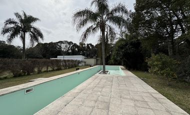 Casa en venta - 4 Dormitorios 3 Baños - Cochera - 1608Mts2 - Villa Elisa