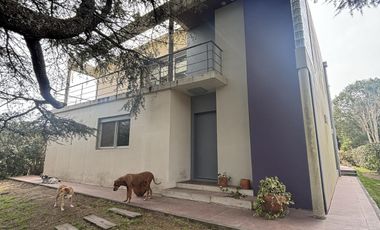 Casa en venta - 4 Dormitorios 3 Baños - Cochera - 1608Mts2 - Villa Elisa