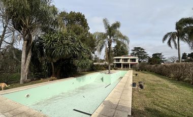 Casa en venta - 4 Dormitorios 3 Baños - Cochera - 1608Mts2 - Villa Elisa