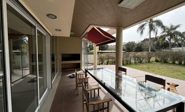 Casa en venta - 4 Dormitorios 3 Baños - Cochera - 1608Mts2 - Villa Elisa