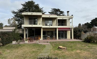 Casa en venta - 4 Dormitorios 3 Baños - Cochera - 1608Mts2 - Villa Elisa