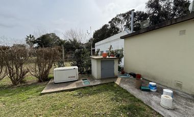 Casa en venta - 4 Dormitorios 3 Baños - Cochera - 1608Mts2 - Villa Elisa