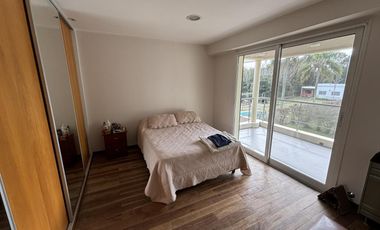 Casa en venta - 4 Dormitorios 3 Baños - Cochera - 1608Mts2 - Villa Elisa