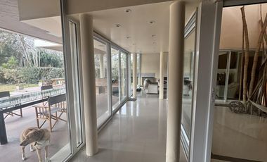 Casa en venta - 4 Dormitorios 3 Baños - Cochera - 1608Mts2 - Villa Elisa