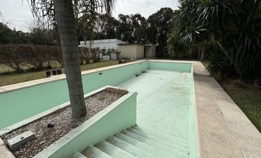 Casa en venta - 4 Dormitorios 3 Baños - Cochera - 1608Mts2 - Villa Elisa