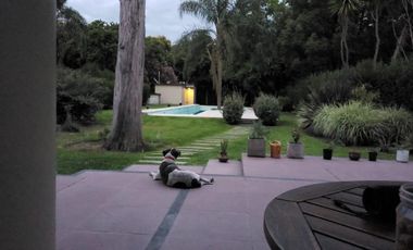 Casa en venta - 4 Dormitorios 3 Baños - Cochera - 1608Mts2 - Villa Elisa