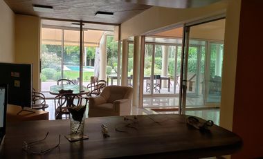 Casa en venta - 4 Dormitorios 3 Baños - Cochera - 1608Mts2 - Villa Elisa