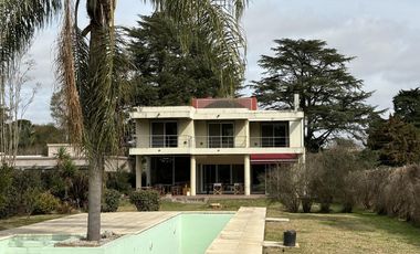 Casa en venta - 4 Dormitorios 3 Baños - Cochera - 1608Mts2 - Villa Elisa